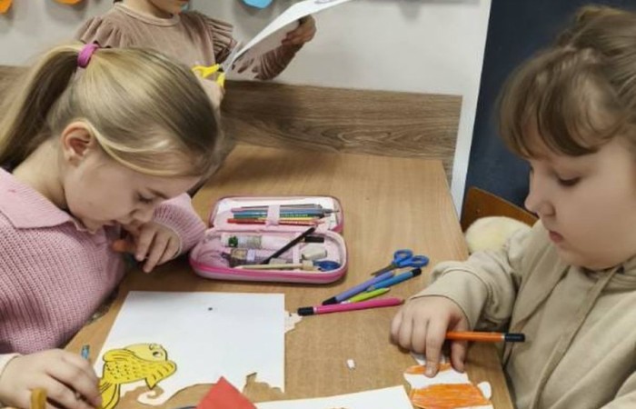 W dniach 12–13 lutego 2025 r. uczniowie klas Ia i Ib mieli okazję wziąć udział w wyjątkowych warsztatach plastycznych, prowadzonych przez gości ze Środowiskowego Domu Samopomocy w Rzecznej.
Dzieci z ogromnym zainteresowaniem wysłuchały bajek 