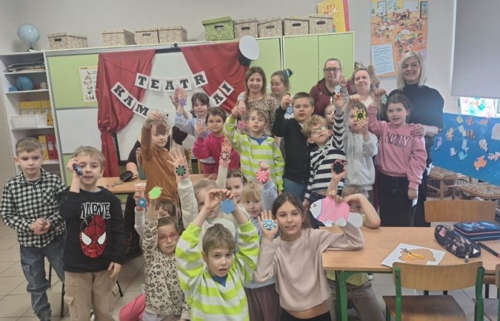 W dniach 12–13 lutego 2025 r. uczniowie klas Ia i Ib mieli okazję wziąć udział w wyjątkowych warsztatach plastycznych, prowadzonych przez gości ze Środowiskowego Domu Samopomocy w Rzecznej.
Dzieci z ogromnym zainteresowaniem wysłuchały bajek 