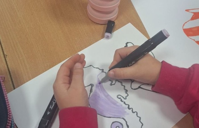 W dniach 12–13 lutego 2025 r. uczniowie klas Ia i Ib mieli okazję wziąć udział w wyjątkowych warsztatach plastycznych, prowadzonych przez gości ze Środowiskowego Domu Samopomocy w Rzecznej.
Dzieci z ogromnym zainteresowaniem wysłuchały bajek 