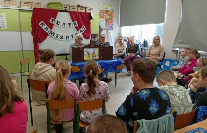 W dniach 12–13 lutego 2025 r. uczniowie klas Ia i Ib mieli okazję wziąć udział w wyjątkowych warsztatach plastycznych, prowadzonych przez gości ze Środowiskowego Domu Samopomocy w Rzecznej.
Dzieci z ogromnym zainteresowaniem wysłuchały bajek 