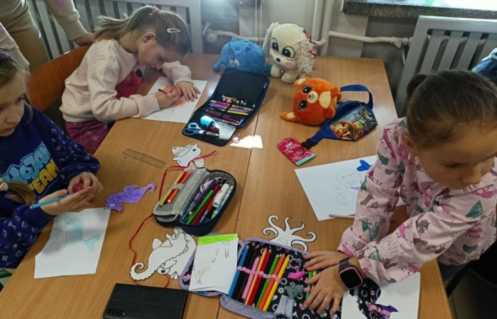 W dniach 12–13 lutego 2025 r. uczniowie klas Ia i Ib mieli okazję wziąć udział w wyjątkowych warsztatach plastycznych, prowadzonych przez gości ze Środowiskowego Domu Samopomocy w Rzecznej.
Dzieci z ogromnym zainteresowaniem wysłuchały bajek 