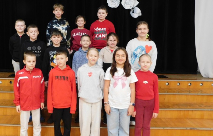 14.02.2025 r. uczniowie klas IV-VIII wraz z nauczycielami spotkali się w szkolnej auli, by w obecności Dyrektor szkoły Agnieszki Cieklińskiej podsumować pracę, zaangażowanie i wysiłek włożony w edukację w I półroczu. Na wyróżnienie zasłużyli uczniowie, którzy dzięki systematycznej pracy uzyskali średnią ocen co najmniej 4.75.
Ponadto owacje na stojąco należą się uczennicy kl. 8 b - Joannie Żukowskiej, która poprzez swoją determinację i trud wkładany w systematyczną pracę uzyskała średnią 6.0!