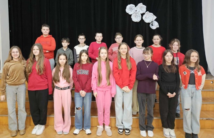 14.02.2025 r. uczniowie klas IV-VIII wraz z nauczycielami spotkali się w szkolnej auli, by w obecności Dyrektor szkoły Agnieszki Cieklińskiej podsumować pracę, zaangażowanie i wysiłek włożony w edukację w I półroczu. Na wyróżnienie zasłużyli uczniowie, którzy dzięki systematycznej pracy uzyskali średnią ocen co najmniej 4.75.
Ponadto owacje na stojąco należą się uczennicy kl. 8 b - Joannie Żukowskiej, która poprzez swoją determinację i trud wkładany w systematyczną pracę uzyskała średnią 6.0!