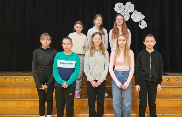 14.02.2025 r. uczniowie klas IV-VIII wraz z nauczycielami spotkali się w szkolnej auli, by w obecności Dyrektor szkoły Agnieszki Cieklińskiej podsumować pracę, zaangażowanie i wysiłek włożony w edukację w I półroczu. Na wyróżnienie zasłużyli uczniowie, którzy dzięki systematycznej pracy uzyskali średnią ocen co najmniej 4.75.
Ponadto owacje na stojąco należą się uczennicy kl. 8 b - Joannie Żukowskiej, która poprzez swoją determinację i trud wkładany w systematyczną pracę uzyskała średnią 6.0!