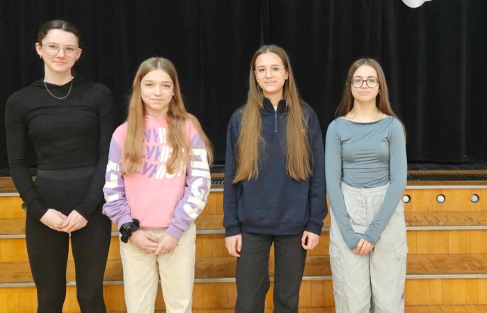 14.02.2025 r. uczniowie klas IV-VIII wraz z nauczycielami spotkali się w szkolnej auli, by w obecności Dyrektor szkoły Agnieszki Cieklińskiej podsumować pracę, zaangażowanie i wysiłek włożony w edukację w I półroczu. Na wyróżnienie zasłużyli uczniowie, którzy dzięki systematycznej pracy uzyskali średnią ocen co najmniej 4.75.
Ponadto owacje na stojąco należą się uczennicy kl. 8 b - Joannie Żukowskiej, która poprzez swoją determinację i trud wkładany w systematyczną pracę uzyskała średnią 6.0!