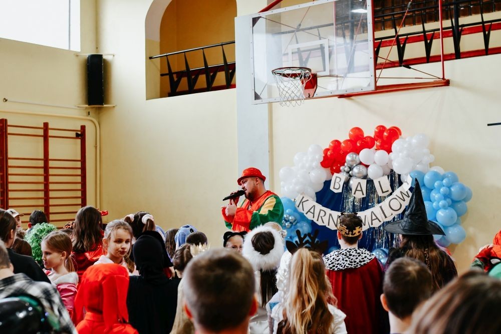 Uczniowie klas młodszych postanowili zakończyć pierwszy tydzień po feriach z prawdziwym rozmachem. Przebrani za bohaterów bajek i nie tylko, tłumnie ruszyli na salę gimnastyczną, która tego dnia zamieniła się w prawdziwą salę balową. 
O niezapomnianą atmosferę zadbał DJ Padre, który porwał wszystkich do tańca i sprawił, że parkiet nie miał ani chwili wytchnienia. Jednak największą niespodzianką była wizyta ogromnej, uroczej maskotki pandy – jej towarzystwo wywołało mnóstwo uśmiechów i radości.
To był dzień pełen zabawy, tańca i niezapomnianych wspomnień. Dziękujemy wszystkim za wspaniałą atmosferę i już nie możemy się doczekać kolejnych takich wydarzeń.
