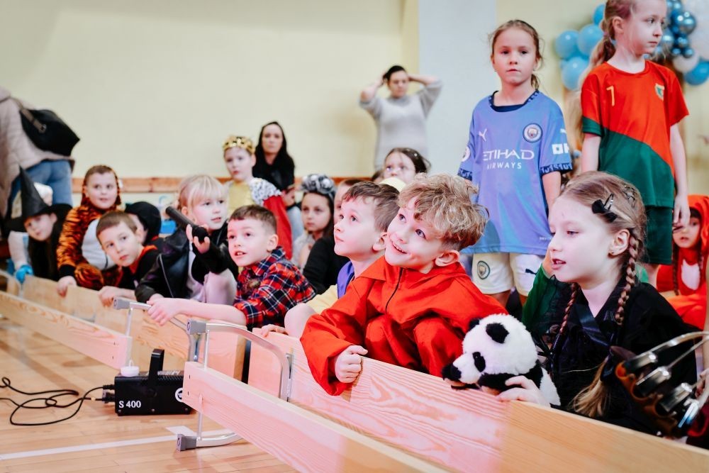 Uczniowie klas młodszych postanowili zakończyć pierwszy tydzień po feriach z prawdziwym rozmachem. Przebrani za bohaterów bajek i nie tylko, tłumnie ruszyli na salę gimnastyczną, która tego dnia zamieniła się w prawdziwą salę balową. 
O niezapomnianą atmosferę zadbał DJ Padre, który porwał wszystkich do tańca i sprawił, że parkiet nie miał ani chwili wytchnienia. Jednak największą niespodzianką była wizyta ogromnej, uroczej maskotki pandy – jej towarzystwo wywołało mnóstwo uśmiechów i radości.
To był dzień pełen zabawy, tańca i niezapomnianych wspomnień. Dziękujemy wszystkim za wspaniałą atmosferę i już nie możemy się doczekać kolejnych takich wydarzeń.
