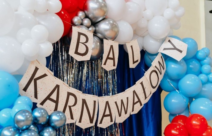 Uczniowie klas młodszych postanowili zakończyć pierwszy tydzień po feriach z prawdziwym rozmachem. Przebrani za bohaterów bajek i nie tylko, tłumnie ruszyli na salę gimnastyczną, która tego dnia zamieniła się w prawdziwą salę balową. 
O niezapomnianą atmosferę zadbał DJ Padre, który porwał wszystkich do tańca i sprawił, że parkiet nie miał ani chwili wytchnienia. Jednak największą niespodzianką była wizyta ogromnej, uroczej maskotki pandy – jej towarzystwo wywołało mnóstwo uśmiechów i radości.
To był dzień pełen zabawy, tańca i niezapomnianych wspomnień. Dziękujemy wszystkim za wspaniałą atmosferę i już nie możemy się doczekać kolejnych takich wydarzeń.
