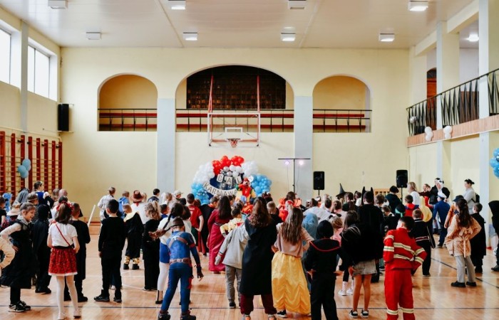 Uczniowie klas młodszych postanowili zakończyć pierwszy tydzień po feriach z prawdziwym rozmachem. Przebrani za bohaterów bajek i nie tylko, tłumnie ruszyli na salę gimnastyczną, która tego dnia zamieniła się w prawdziwą salę balową. 
O niezapomnianą atmosferę zadbał DJ Padre, który porwał wszystkich do tańca i sprawił, że parkiet nie miał ani chwili wytchnienia. Jednak największą niespodzianką była wizyta ogromnej, uroczej maskotki pandy – jej towarzystwo wywołało mnóstwo uśmiechów i radości.
To był dzień pełen zabawy, tańca i niezapomnianych wspomnień. Dziękujemy wszystkim za wspaniałą atmosferę i już nie możemy się doczekać kolejnych takich wydarzeń.
