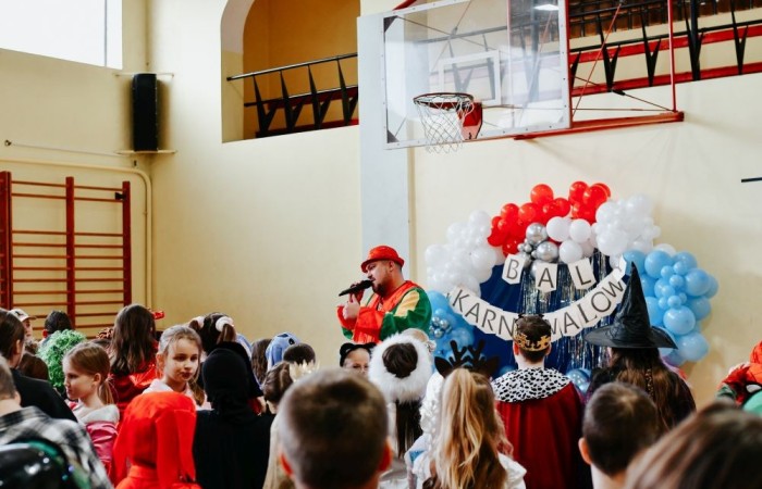 Uczniowie klas młodszych postanowili zakończyć pierwszy tydzień po feriach z prawdziwym rozmachem. Przebrani za bohaterów bajek i nie tylko, tłumnie ruszyli na salę gimnastyczną, która tego dnia zamieniła się w prawdziwą salę balową. 
O niezapomnianą atmosferę zadbał DJ Padre, który porwał wszystkich do tańca i sprawił, że parkiet nie miał ani chwili wytchnienia. Jednak największą niespodzianką była wizyta ogromnej, uroczej maskotki pandy – jej towarzystwo wywołało mnóstwo uśmiechów i radości.
To był dzień pełen zabawy, tańca i niezapomnianych wspomnień. Dziękujemy wszystkim za wspaniałą atmosferę i już nie możemy się doczekać kolejnych takich wydarzeń.
