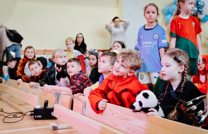 Uczniowie klas młodszych postanowili zakończyć pierwszy tydzień po feriach z prawdziwym rozmachem. Przebrani za bohaterów bajek i nie tylko, tłumnie ruszyli na salę gimnastyczną, która tego dnia zamieniła się w prawdziwą salę balową. 
O niezapomnianą atmosferę zadbał DJ Padre, który porwał wszystkich do tańca i sprawił, że parkiet nie miał ani chwili wytchnienia. Jednak największą niespodzianką była wizyta ogromnej, uroczej maskotki pandy – jej towarzystwo wywołało mnóstwo uśmiechów i radości.
To był dzień pełen zabawy, tańca i niezapomnianych wspomnień. Dziękujemy wszystkim za wspaniałą atmosferę i już nie możemy się doczekać kolejnych takich wydarzeń.
