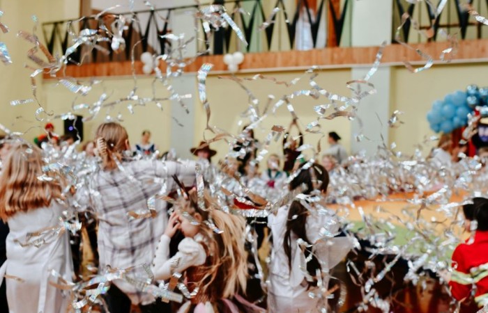 Uczniowie klas młodszych postanowili zakończyć pierwszy tydzień po feriach z prawdziwym rozmachem. Przebrani za bohaterów bajek i nie tylko, tłumnie ruszyli na salę gimnastyczną, która tego dnia zamieniła się w prawdziwą salę balową. 
O niezapomnianą atmosferę zadbał DJ Padre, który porwał wszystkich do tańca i sprawił, że parkiet nie miał ani chwili wytchnienia. Jednak największą niespodzianką była wizyta ogromnej, uroczej maskotki pandy – jej towarzystwo wywołało mnóstwo uśmiechów i radości.
To był dzień pełen zabawy, tańca i niezapomnianych wspomnień. Dziękujemy wszystkim za wspaniałą atmosferę i już nie możemy się doczekać kolejnych takich wydarzeń.
