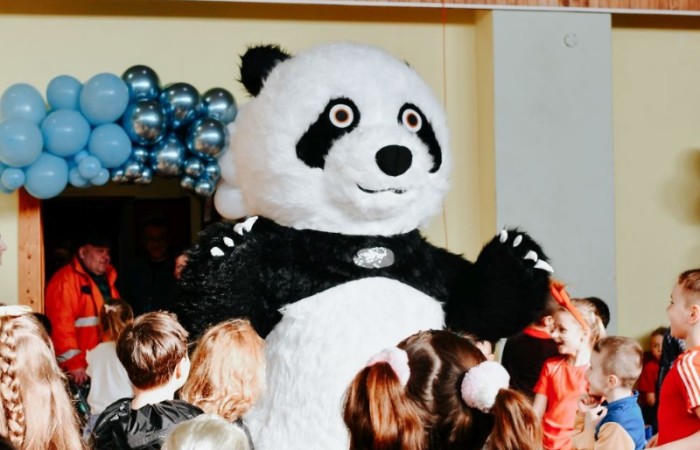 Uczniowie klas młodszych postanowili zakończyć pierwszy tydzień po feriach z prawdziwym rozmachem. Przebrani za bohaterów bajek i nie tylko, tłumnie ruszyli na salę gimnastyczną, która tego dnia zamieniła się w prawdziwą salę balową. 
O niezapomnianą atmosferę zadbał DJ Padre, który porwał wszystkich do tańca i sprawił, że parkiet nie miał ani chwili wytchnienia. Jednak największą niespodzianką była wizyta ogromnej, uroczej maskotki pandy – jej towarzystwo wywołało mnóstwo uśmiechów i radości.
To był dzień pełen zabawy, tańca i niezapomnianych wspomnień. Dziękujemy wszystkim za wspaniałą atmosferę i już nie możemy się doczekać kolejnych takich wydarzeń.
