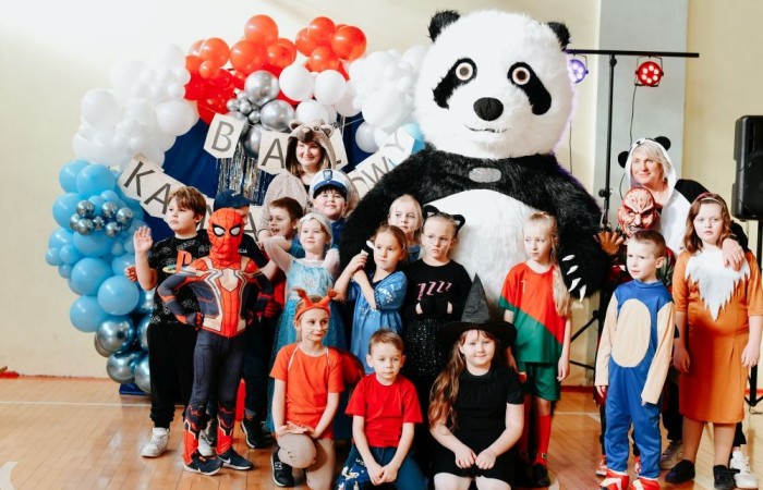 Uczniowie klas młodszych postanowili zakończyć pierwszy tydzień po feriach z prawdziwym rozmachem. Przebrani za bohaterów bajek i nie tylko, tłumnie ruszyli na salę gimnastyczną, która tego dnia zamieniła się w prawdziwą salę balową. 
O niezapomnianą atmosferę zadbał DJ Padre, który porwał wszystkich do tańca i sprawił, że parkiet nie miał ani chwili wytchnienia. Jednak największą niespodzianką była wizyta ogromnej, uroczej maskotki pandy – jej towarzystwo wywołało mnóstwo uśmiechów i radości.
To był dzień pełen zabawy, tańca i niezapomnianych wspomnień. Dziękujemy wszystkim za wspaniałą atmosferę i już nie możemy się doczekać kolejnych takich wydarzeń.
