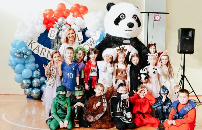 Uczniowie klas młodszych postanowili zakończyć pierwszy tydzień po feriach z prawdziwym rozmachem. Przebrani za bohaterów bajek i nie tylko, tłumnie ruszyli na salę gimnastyczną, która tego dnia zamieniła się w prawdziwą salę balową. 
O niezapomnianą atmosferę zadbał DJ Padre, który porwał wszystkich do tańca i sprawił, że parkiet nie miał ani chwili wytchnienia. Jednak największą niespodzianką była wizyta ogromnej, uroczej maskotki pandy – jej towarzystwo wywołało mnóstwo uśmiechów i radości.
To był dzień pełen zabawy, tańca i niezapomnianych wspomnień. Dziękujemy wszystkim za wspaniałą atmosferę i już nie możemy się doczekać kolejnych takich wydarzeń.
