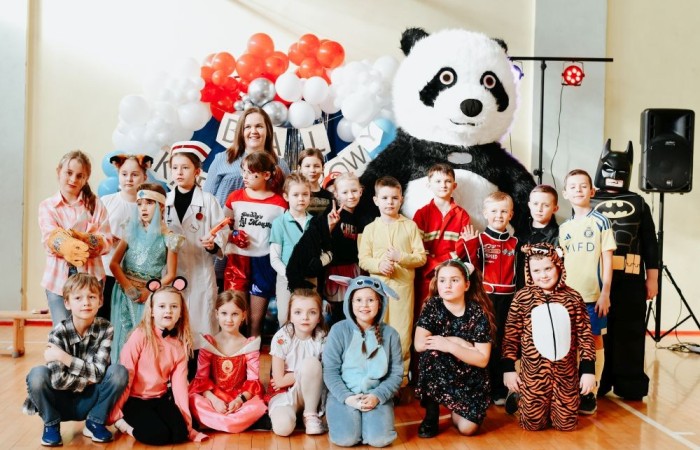 Uczniowie klas młodszych postanowili zakończyć pierwszy tydzień po feriach z prawdziwym rozmachem. Przebrani za bohaterów bajek i nie tylko, tłumnie ruszyli na salę gimnastyczną, która tego dnia zamieniła się w prawdziwą salę balową. 
O niezapomnianą atmosferę zadbał DJ Padre, który porwał wszystkich do tańca i sprawił, że parkiet nie miał ani chwili wytchnienia. Jednak największą niespodzianką była wizyta ogromnej, uroczej maskotki pandy – jej towarzystwo wywołało mnóstwo uśmiechów i radości.
To był dzień pełen zabawy, tańca i niezapomnianych wspomnień. Dziękujemy wszystkim za wspaniałą atmosferę i już nie możemy się doczekać kolejnych takich wydarzeń.
