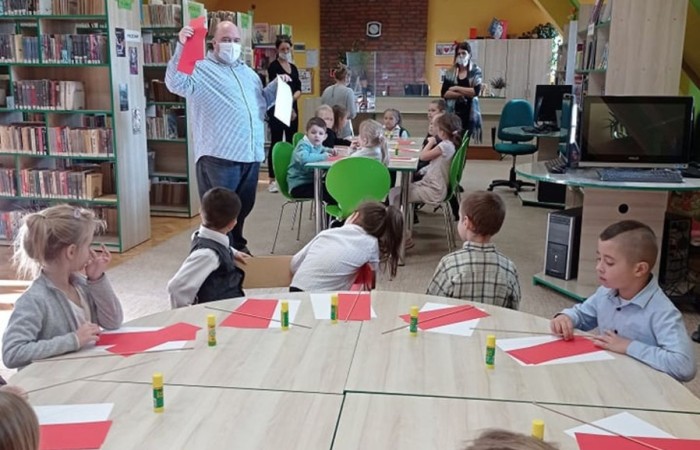 Dzieci z zerówki w bibliotece publicznej uczestniczyły w lekcji patriotyzmu przeprowadzonej przez dyrektora biblioteki p. Adamczyka. Lekcja przypomniała dzieciom symbole narodowe, poznały ciekawostki historyczne dotyczące pochodzenia tych symboli oraz ich znaczenia w historii Polski. Wspólnie odśpiewały fragment hymnu narodowego oraz wykonały flagę Polski.