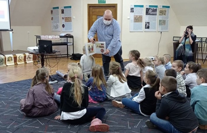 Dzieci z zerówki w bibliotece publicznej uczestniczyły w lekcji patriotyzmu przeprowadzonej przez dyrektora biblioteki p. Adamczyka. Lekcja przypomniała dzieciom symbole narodowe, poznały ciekawostki historyczne dotyczące pochodzenia tych symboli oraz ich znaczenia w historii Polski. Wspólnie odśpiewały fragment hymnu narodowego oraz wykonały flagę Polski.