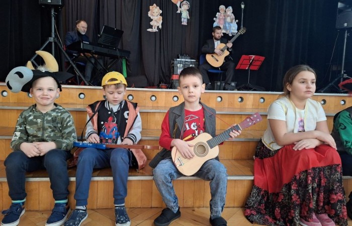 Za nami kolejne spotkanie z muzyką, tym razem motywem przewodnim były gitarowe brzmienia. Jak zwykle okazało się, że w naszych szeregach mamy nie tylko uzdolnionych muzyków, ale także niesamowite talenty aktorskie, dzięki którym, mimo śniegu za oknami, poczuliśmy się przez chwilę jak w rozgrzanej słońcem Hiszpanii. 
Dziękujemy wszystkim za obecność i z niecierpliwością czekamy na kolejne muzyczne przygody! 
