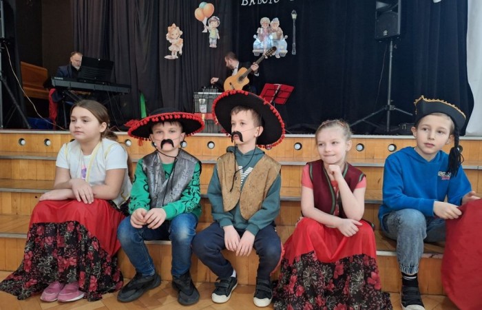 Za nami kolejne spotkanie z muzyką, tym razem motywem przewodnim były gitarowe brzmienia. Jak zwykle okazało się, że w naszych szeregach mamy nie tylko uzdolnionych muzyków, ale także niesamowite talenty aktorskie, dzięki którym, mimo śniegu za oknami, poczuliśmy się przez chwilę jak w rozgrzanej słońcem Hiszpanii. 
Dziękujemy wszystkim za obecność i z niecierpliwością czekamy na kolejne muzyczne przygody! 
