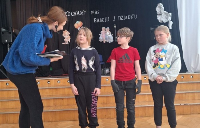 Za nami kolejne spotkanie z muzyką, tym razem motywem przewodnim były gitarowe brzmienia. Jak zwykle okazało się, że w naszych szeregach mamy nie tylko uzdolnionych muzyków, ale także niesamowite talenty aktorskie, dzięki którym, mimo śniegu za oknami, poczuliśmy się przez chwilę jak w rozgrzanej słońcem Hiszpanii. 
Dziękujemy wszystkim za obecność i z niecierpliwością czekamy na kolejne muzyczne przygody! 
