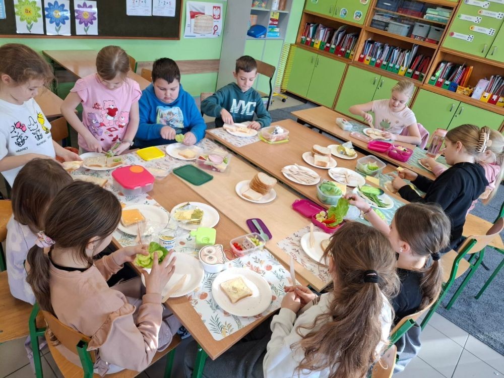 Uczniowie klas młodszych, biorący udział w zajęciach 