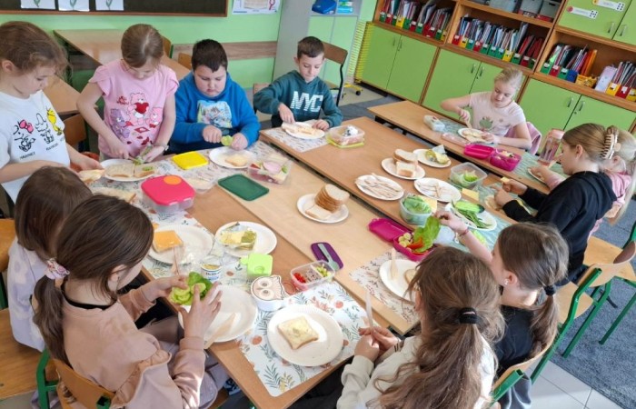Uczniowie klas młodszych, biorący udział w zajęciach 