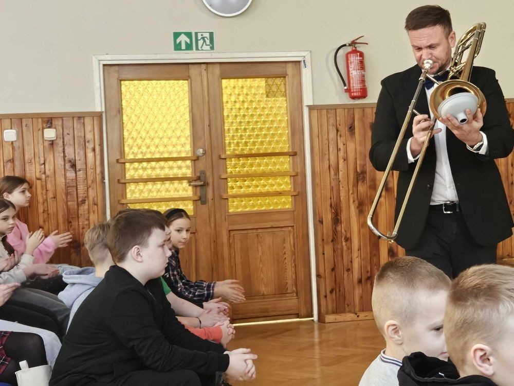 Dzisiaj w naszej szkole mieliśmy okazję gościć muzyków z zespołu Dixi z Piotrkowskiej. Koncert pt. Dixieland, który zaprezentowali na scenie, przeniósł nas do niesamowitego jazzowego świata. Uczniowie mieli możliwość nie tylko wysłuchania kultowych przebojów, ale także samodzielnego sprawdzenia się na scenie. Instrumenty, które zostały zaprezentowane, wywarły ogromne wrażenie, a melodie, którymi uraczyli nas artyści, wprawiły wszystkich w wesoły nastrój. 