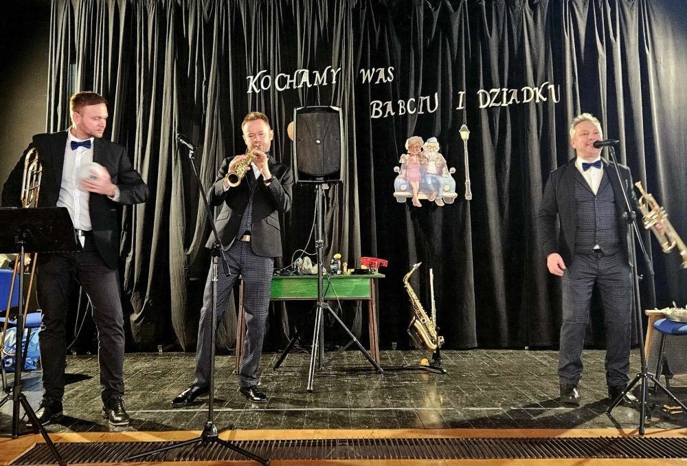 Dzisiaj w naszej szkole mieliśmy okazję gościć muzyków z zespołu Dixi z Piotrkowskiej. Koncert pt. Dixieland, który zaprezentowali na scenie, przeniósł nas do niesamowitego jazzowego świata. Uczniowie mieli możliwość nie tylko wysłuchania kultowych przebojów, ale także samodzielnego sprawdzenia się na scenie. Instrumenty, które zostały zaprezentowane, wywarły ogromne wrażenie, a melodie, którymi uraczyli nas artyści, wprawiły wszystkich w wesoły nastrój. 