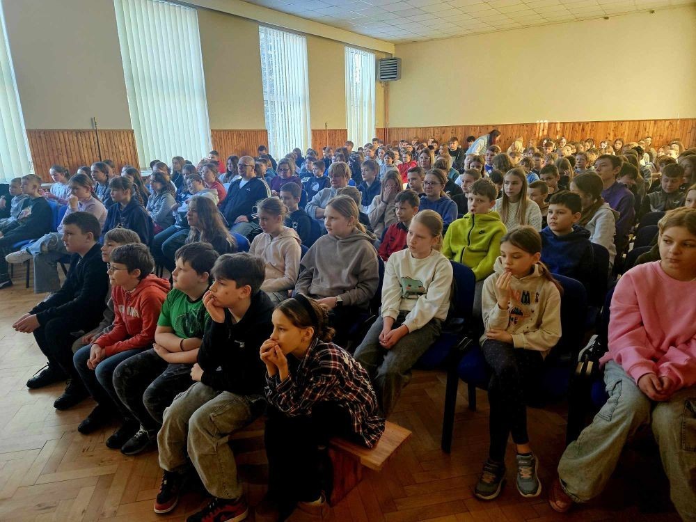 Dzisiaj w naszej szkole mieliśmy okazję gościć muzyków z zespołu Dixi z Piotrkowskiej. Koncert pt. Dixieland, który zaprezentowali na scenie, przeniósł nas do niesamowitego jazzowego świata. Uczniowie mieli możliwość nie tylko wysłuchania kultowych przebojów, ale także samodzielnego sprawdzenia się na scenie. Instrumenty, które zostały zaprezentowane, wywarły ogromne wrażenie, a melodie, którymi uraczyli nas artyści, wprawiły wszystkich w wesoły nastrój. 