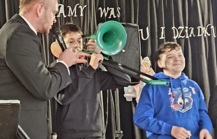Dzisiaj w naszej szkole mieliśmy okazję gościć muzyków z zespołu Dixi z Piotrkowskiej. Koncert pt. Dixieland, który zaprezentowali na scenie, przeniósł nas do niesamowitego jazzowego świata. Uczniowie mieli możliwość nie tylko wysłuchania kultowych przebojów, ale także samodzielnego sprawdzenia się na scenie. Instrumenty, które zostały zaprezentowane, wywarły ogromne wrażenie, a melodie, którymi uraczyli nas artyści, wprawiły wszystkich w wesoły nastrój. 
