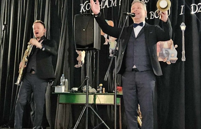 Dzisiaj w naszej szkole mieliśmy okazję gościć muzyków z zespołu Dixi z Piotrkowskiej. Koncert pt. Dixieland, który zaprezentowali na scenie, przeniósł nas do niesamowitego jazzowego świata. Uczniowie mieli możliwość nie tylko wysłuchania kultowych przebojów, ale także samodzielnego sprawdzenia się na scenie. Instrumenty, które zostały zaprezentowane, wywarły ogromne wrażenie, a melodie, którymi uraczyli nas artyści, wprawiły wszystkich w wesoły nastrój. 