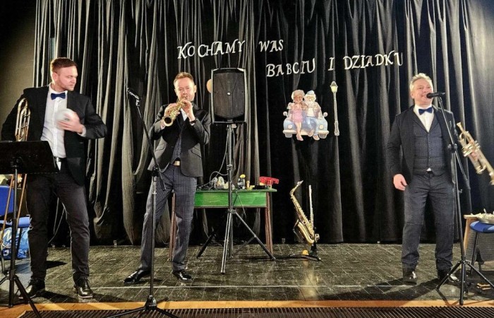 Dzisiaj w naszej szkole mieliśmy okazję gościć muzyków z zespołu Dixi z Piotrkowskiej. Koncert pt. Dixieland, który zaprezentowali na scenie, przeniósł nas do niesamowitego jazzowego świata. Uczniowie mieli możliwość nie tylko wysłuchania kultowych przebojów, ale także samodzielnego sprawdzenia się na scenie. Instrumenty, które zostały zaprezentowane, wywarły ogromne wrażenie, a melodie, którymi uraczyli nas artyści, wprawiły wszystkich w wesoły nastrój. 