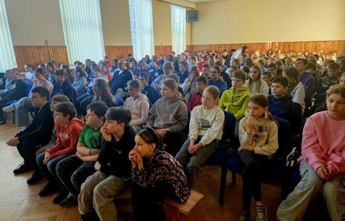 Dzisiaj w naszej szkole mieliśmy okazję gościć muzyków z zespołu Dixi z Piotrkowskiej. Koncert pt. Dixieland, który zaprezentowali na scenie, przeniósł nas do niesamowitego jazzowego świata. Uczniowie mieli możliwość nie tylko wysłuchania kultowych przebojów, ale także samodzielnego sprawdzenia się na scenie. Instrumenty, które zostały zaprezentowane, wywarły ogromne wrażenie, a melodie, którymi uraczyli nas artyści, wprawiły wszystkich w wesoły nastrój. 