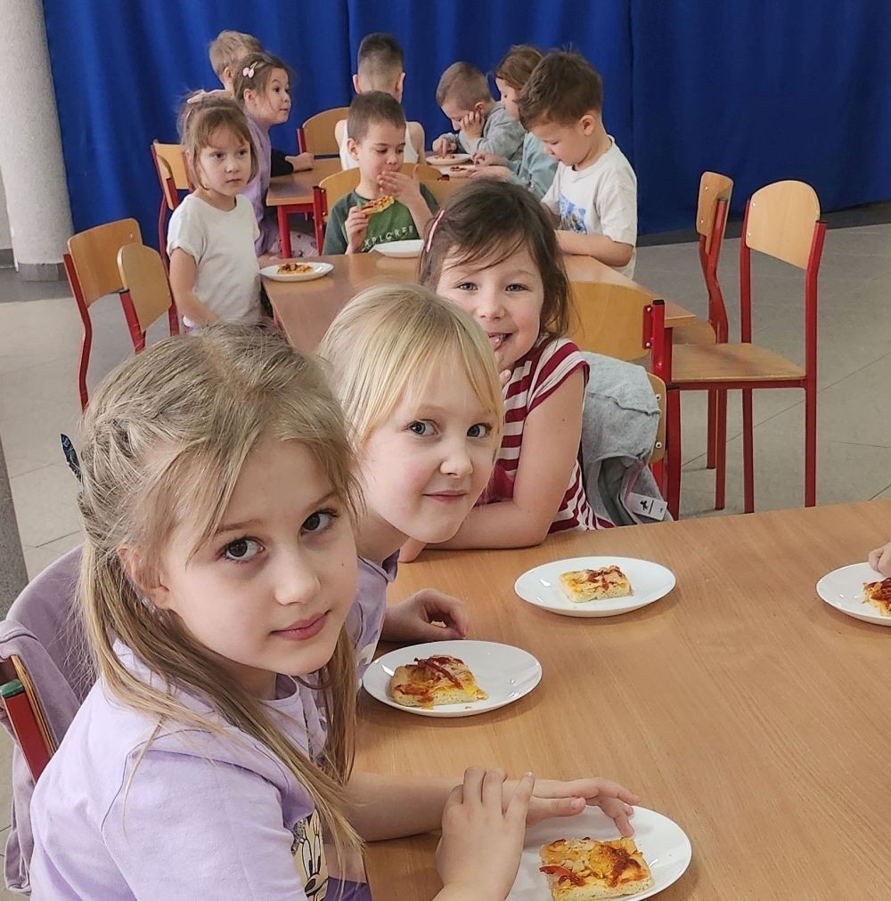 Pizza to ulubiona potrawa nie tylko dorosłych, ale także dzieci. Podczas zajęć przedszkolaki poznały krótką historię pizzy, dowiedziały się, z jakiego kraju pochodzi oraz poznały składniki, które są niezbędne do jej przygotowania. Dzieci w tym dniu miały możliwość komponowania swojej pizzy oraz wykonania jej kawałeczka używając do tego różnych materiałów plastycznych. Podsumowaniem tego pysznego dnia  była konsumpcja pizzy wykonanej przez nasze Panie kucharki. Zapach oregano rozchodził się po całym przedszkolu.
