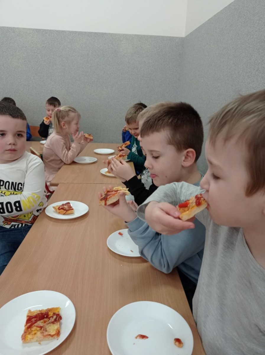 Pizza to ulubiona potrawa nie tylko dorosłych, ale także dzieci. Podczas zajęć przedszkolaki poznały krótką historię pizzy, dowiedziały się, z jakiego kraju pochodzi oraz poznały składniki, które są niezbędne do jej przygotowania. Dzieci w tym dniu miały możliwość komponowania swojej pizzy oraz wykonania jej kawałeczka używając do tego różnych materiałów plastycznych. Podsumowaniem tego pysznego dnia  była konsumpcja pizzy wykonanej przez nasze Panie kucharki. Zapach oregano rozchodził się po całym przedszkolu.
