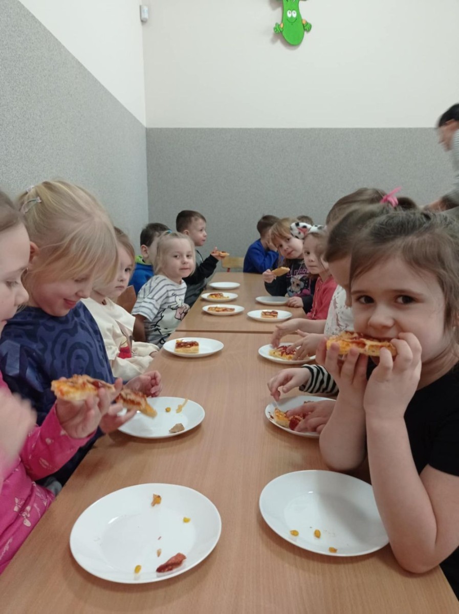 Pizza to ulubiona potrawa nie tylko dorosłych, ale także dzieci. Podczas zajęć przedszkolaki poznały krótką historię pizzy, dowiedziały się, z jakiego kraju pochodzi oraz poznały składniki, które są niezbędne do jej przygotowania. Dzieci w tym dniu miały możliwość komponowania swojej pizzy oraz wykonania jej kawałeczka używając do tego różnych materiałów plastycznych. Podsumowaniem tego pysznego dnia  była konsumpcja pizzy wykonanej przez nasze Panie kucharki. Zapach oregano rozchodził się po całym przedszkolu.
