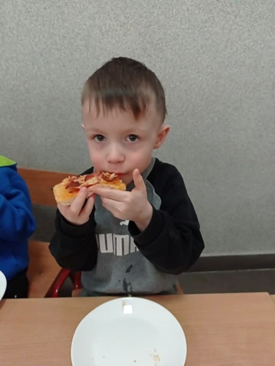 Pizza to ulubiona potrawa nie tylko dorosłych, ale także dzieci. Podczas zajęć przedszkolaki poznały krótką historię pizzy, dowiedziały się, z jakiego kraju pochodzi oraz poznały składniki, które są niezbędne do jej przygotowania. Dzieci w tym dniu miały możliwość komponowania swojej pizzy oraz wykonania jej kawałeczka używając do tego różnych materiałów plastycznych. Podsumowaniem tego pysznego dnia  była konsumpcja pizzy wykonanej przez nasze Panie kucharki. Zapach oregano rozchodził się po całym przedszkolu.
