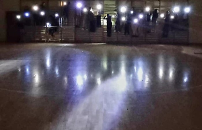 W piątek 21 lutego uczniowie klasy 5B wraz z wychowawcą spędzili niezwykłą noc w szkole! Sala gimnastyczna na kilka godzin zamieniła się w miejsce pełne zabawy, śmiechu i integracji.

Wieczór rozpoczęliśmy od wspólnych gier i zabaw, które pozwoliły nam jeszcze lepiej się poznać i współpracować w grupie. Nie zabrakło także emocjonujących rozgrywek sportowych oraz kreatywnych wyzwań. Gdy zrobiło się ciemno nadszedł czas na pyszną pizzę, która dodała nam energii na dalszą część zabawy. Zmęczeni emocjami zasnęliśmy w śpiworach na sali gimnastycznej!

To była wyjątkowa noc, pełna wrażeń i radości. Takie wydarzenia budują niezapomniane wspomnienia i wzmacniają klasowe więzi. 