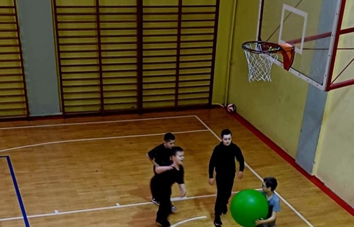 W piątek 21 lutego uczniowie klasy 5B wraz z wychowawcą spędzili niezwykłą noc w szkole! Sala gimnastyczna na kilka godzin zamieniła się w miejsce pełne zabawy, śmiechu i integracji.

Wieczór rozpoczęliśmy od wspólnych gier i zabaw, które pozwoliły nam jeszcze lepiej się poznać i współpracować w grupie. Nie zabrakło także emocjonujących rozgrywek sportowych oraz kreatywnych wyzwań. Gdy zrobiło się ciemno nadszedł czas na pyszną pizzę, która dodała nam energii na dalszą część zabawy. Zmęczeni emocjami zasnęliśmy w śpiworach na sali gimnastycznej!

To była wyjątkowa noc, pełna wrażeń i radości. Takie wydarzenia budują niezapomniane wspomnienia i wzmacniają klasowe więzi. 