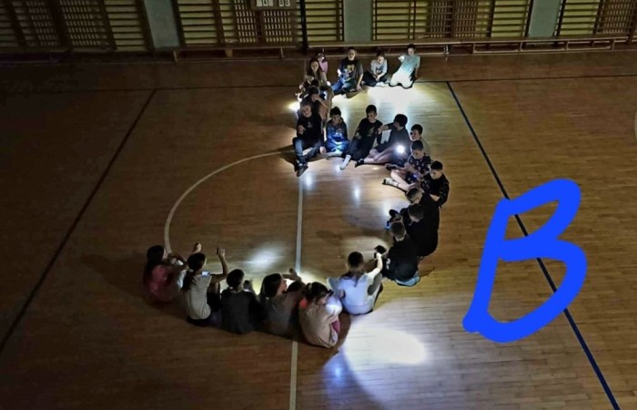 W piątek 21 lutego uczniowie klasy 5B wraz z wychowawcą spędzili niezwykłą noc w szkole! Sala gimnastyczna na kilka godzin zamieniła się w miejsce pełne zabawy, śmiechu i integracji.

Wieczór rozpoczęliśmy od wspólnych gier i zabaw, które pozwoliły nam jeszcze lepiej się poznać i współpracować w grupie. Nie zabrakło także emocjonujących rozgrywek sportowych oraz kreatywnych wyzwań. Gdy zrobiło się ciemno nadszedł czas na pyszną pizzę, która dodała nam energii na dalszą część zabawy. Zmęczeni emocjami zasnęliśmy w śpiworach na sali gimnastycznej!

To była wyjątkowa noc, pełna wrażeń i radości. Takie wydarzenia budują niezapomniane wspomnienia i wzmacniają klasowe więzi. 