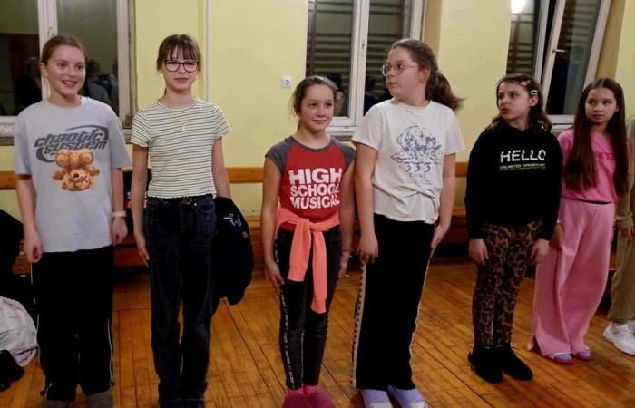 W piątek 21 lutego uczniowie klasy 5B wraz z wychowawcą spędzili niezwykłą noc w szkole! Sala gimnastyczna na kilka godzin zamieniła się w miejsce pełne zabawy, śmiechu i integracji.

Wieczór rozpoczęliśmy od wspólnych gier i zabaw, które pozwoliły nam jeszcze lepiej się poznać i współpracować w grupie. Nie zabrakło także emocjonujących rozgrywek sportowych oraz kreatywnych wyzwań. Gdy zrobiło się ciemno nadszedł czas na pyszną pizzę, która dodała nam energii na dalszą część zabawy. Zmęczeni emocjami zasnęliśmy w śpiworach na sali gimnastycznej!

To była wyjątkowa noc, pełna wrażeń i radości. Takie wydarzenia budują niezapomniane wspomnienia i wzmacniają klasowe więzi. 