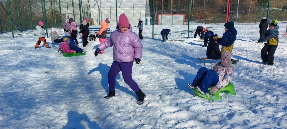 Korzystając z pięknej, zimowej aury, uczniowie klas 1-3 postanowili spędzić czas na świeżym powietrzu, oddając się radosnym zabawom na śniegu. Dzieci z zapałem lepiły bałwany, budowały śniegowe fortece i urządzały bitwy na śnieżki. Nie zabrakło też ślizgów na sankach i beztroskich harców w białym puchu. Każdy znalazł coś dla siebie, a uśmiechy na twarzach naszych uczniów mówią same za siebie – zimowa zabawa to doskonały sposób na aktywność i integrację.
