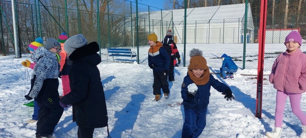 Korzystając z pięknej, zimowej aury, uczniowie klas 1-3 postanowili spędzić czas na świeżym powietrzu, oddając się radosnym zabawom na śniegu. Dzieci z zapałem lepiły bałwany, budowały śniegowe fortece i urządzały bitwy na śnieżki. Nie zabrakło też ślizgów na sankach i beztroskich harców w białym puchu. Każdy znalazł coś dla siebie, a uśmiechy na twarzach naszych uczniów mówią same za siebie – zimowa zabawa to doskonały sposób na aktywność i integrację.
