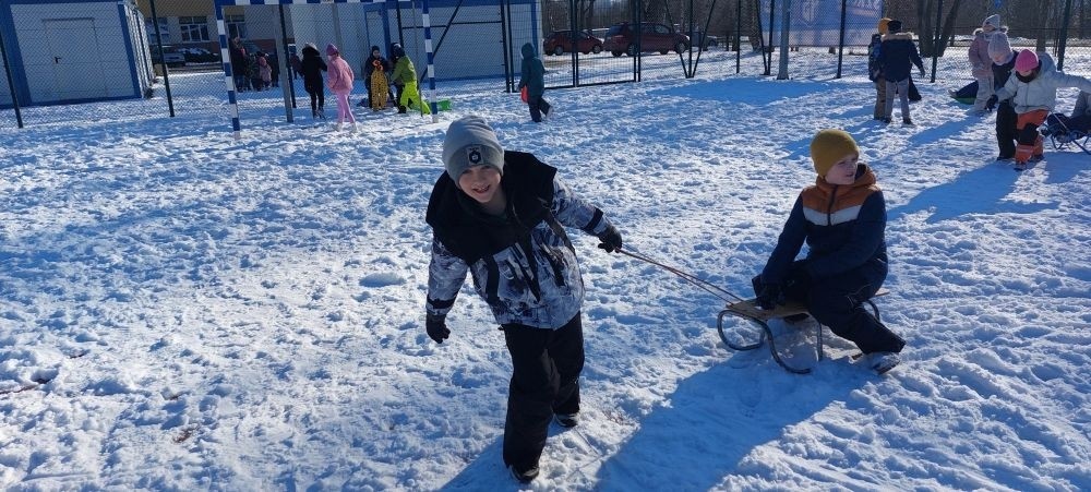 Korzystając z pięknej, zimowej aury, uczniowie klas 1-3 postanowili spędzić czas na świeżym powietrzu, oddając się radosnym zabawom na śniegu. Dzieci z zapałem lepiły bałwany, budowały śniegowe fortece i urządzały bitwy na śnieżki. Nie zabrakło też ślizgów na sankach i beztroskich harców w białym puchu. Każdy znalazł coś dla siebie, a uśmiechy na twarzach naszych uczniów mówią same za siebie – zimowa zabawa to doskonały sposób na aktywność i integrację.
