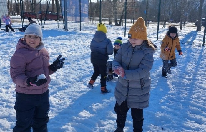 Korzystając z pięknej, zimowej aury, uczniowie klas 1-3 postanowili spędzić czas na świeżym powietrzu, oddając się radosnym zabawom na śniegu. Dzieci z zapałem lepiły bałwany, budowały śniegowe fortece i urządzały bitwy na śnieżki. Nie zabrakło też ślizgów na sankach i beztroskich harców w białym puchu. Każdy znalazł coś dla siebie, a uśmiechy na twarzach naszych uczniów mówią same za siebie – zimowa zabawa to doskonały sposób na aktywność i integrację.
