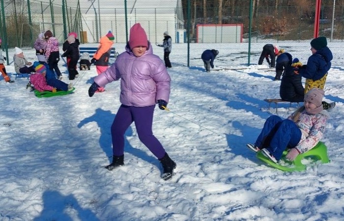 Korzystając z pięknej, zimowej aury, uczniowie klas 1-3 postanowili spędzić czas na świeżym powietrzu, oddając się radosnym zabawom na śniegu. Dzieci z zapałem lepiły bałwany, budowały śniegowe fortece i urządzały bitwy na śnieżki. Nie zabrakło też ślizgów na sankach i beztroskich harców w białym puchu. Każdy znalazł coś dla siebie, a uśmiechy na twarzach naszych uczniów mówią same za siebie – zimowa zabawa to doskonały sposób na aktywność i integrację.
