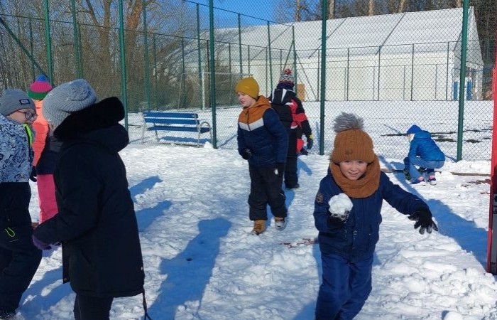 Korzystając z pięknej, zimowej aury, uczniowie klas 1-3 postanowili spędzić czas na świeżym powietrzu, oddając się radosnym zabawom na śniegu. Dzieci z zapałem lepiły bałwany, budowały śniegowe fortece i urządzały bitwy na śnieżki. Nie zabrakło też ślizgów na sankach i beztroskich harców w białym puchu. Każdy znalazł coś dla siebie, a uśmiechy na twarzach naszych uczniów mówią same za siebie – zimowa zabawa to doskonały sposób na aktywność i integrację.
