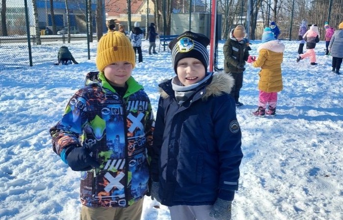 Korzystając z pięknej, zimowej aury, uczniowie klas 1-3 postanowili spędzić czas na świeżym powietrzu, oddając się radosnym zabawom na śniegu. Dzieci z zapałem lepiły bałwany, budowały śniegowe fortece i urządzały bitwy na śnieżki. Nie zabrakło też ślizgów na sankach i beztroskich harców w białym puchu. Każdy znalazł coś dla siebie, a uśmiechy na twarzach naszych uczniów mówią same za siebie – zimowa zabawa to doskonały sposób na aktywność i integrację.
