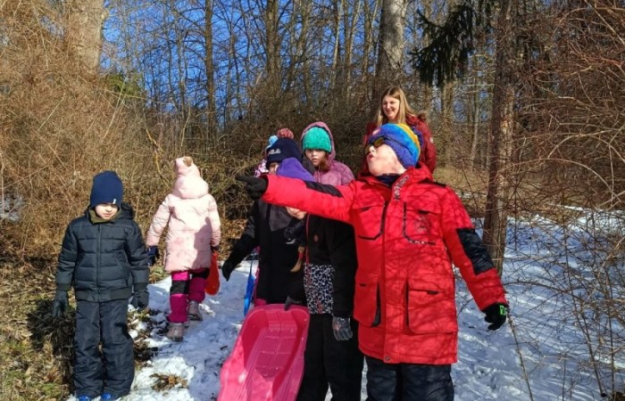 Korzystając z pięknej, zimowej aury, uczniowie klas 1-3 postanowili spędzić czas na świeżym powietrzu, oddając się radosnym zabawom na śniegu. Dzieci z zapałem lepiły bałwany, budowały śniegowe fortece i urządzały bitwy na śnieżki. Nie zabrakło też ślizgów na sankach i beztroskich harców w białym puchu. Każdy znalazł coś dla siebie, a uśmiechy na twarzach naszych uczniów mówią same za siebie – zimowa zabawa to doskonały sposób na aktywność i integrację.
